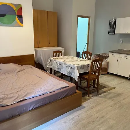 Studio In Nyugati Palyaudvar
